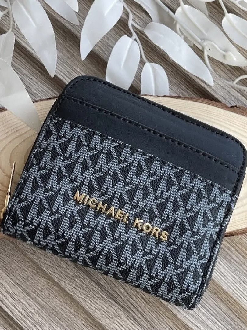 Женский кошелёк Michael Kors в фирменном стиле