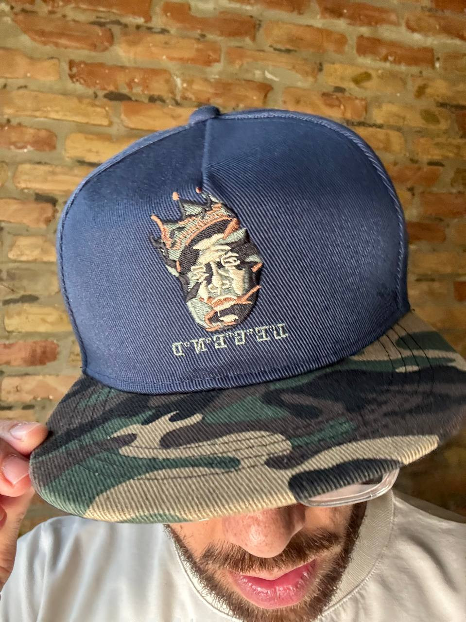 Бейсболка Snapback с уникальным патчем и камуфляжным козырьком