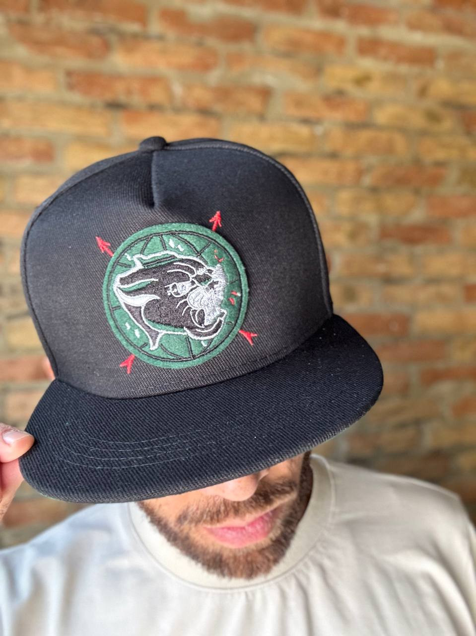 Бейсболка Snapback с нашивкой "Пантера" - Черная с зеленым эмблемой